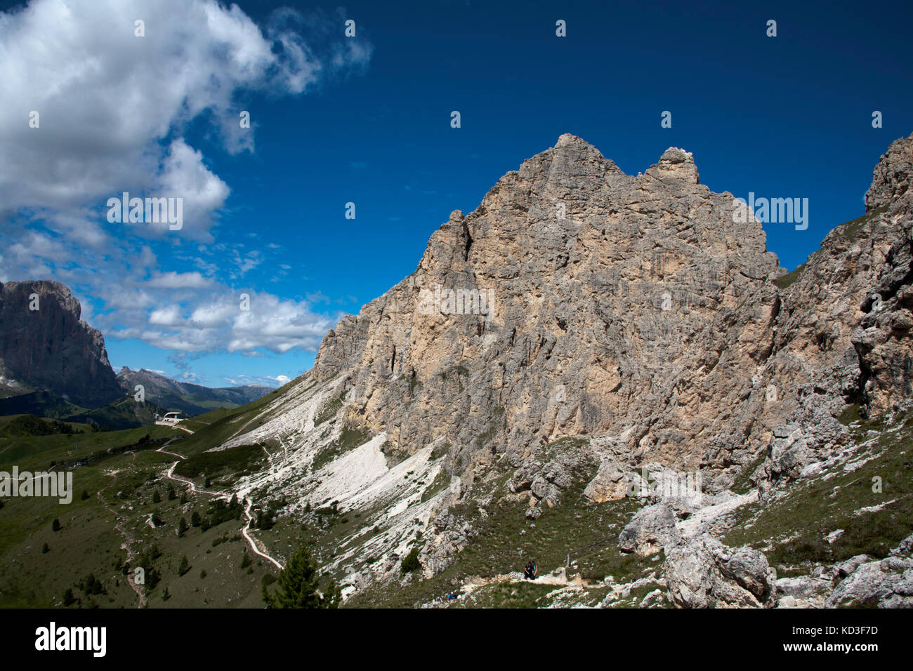 Le grand cir et pice cir s'élevant au-dessus du Passo Gardena ou grodnerjoch près de la télécabine dantercepies Val Gardena et Alta Badia Dolomites Italie Banque D'Images