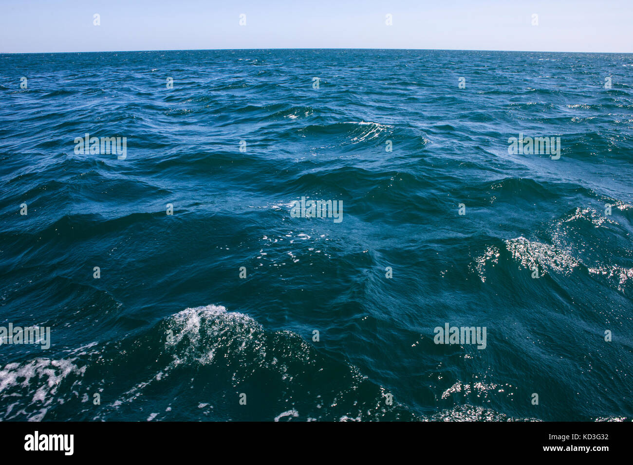 Une vue sur la mer ouverte. Banque D'Images