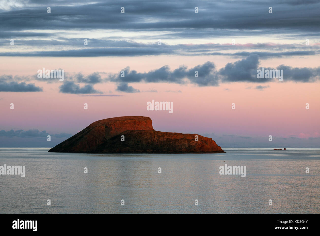 Petite île dans la mer en face d'Angra do Heroismo, coucher de soleil, lumière du soir, île de Terceira, Açores, Portugal Banque D'Images