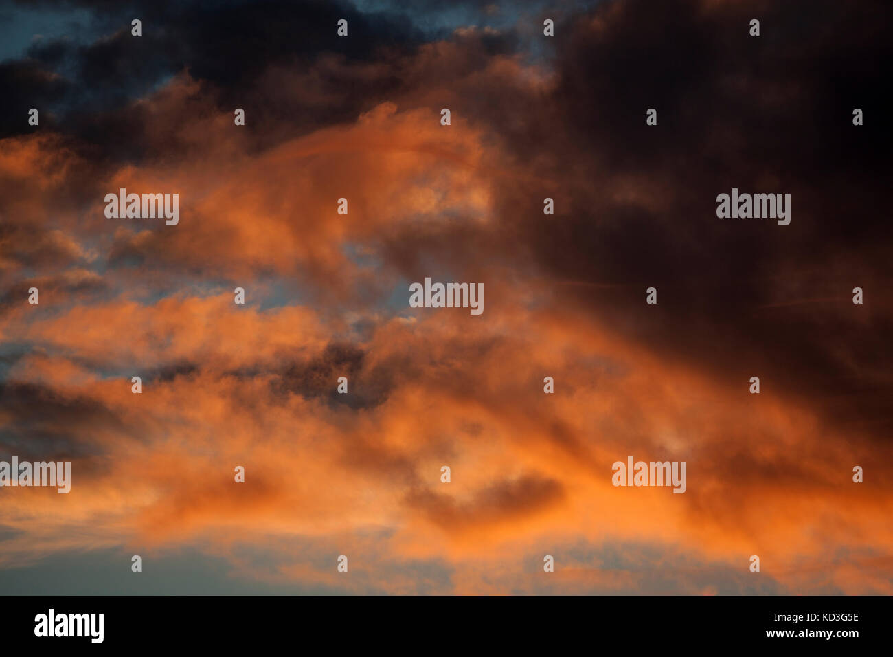 Les nuages, ciel nuageux orange après le coucher du soleil, lumière du soir, Angra do Heroismo, l'île de Terceira, Açores, Portugal Banque D'Images