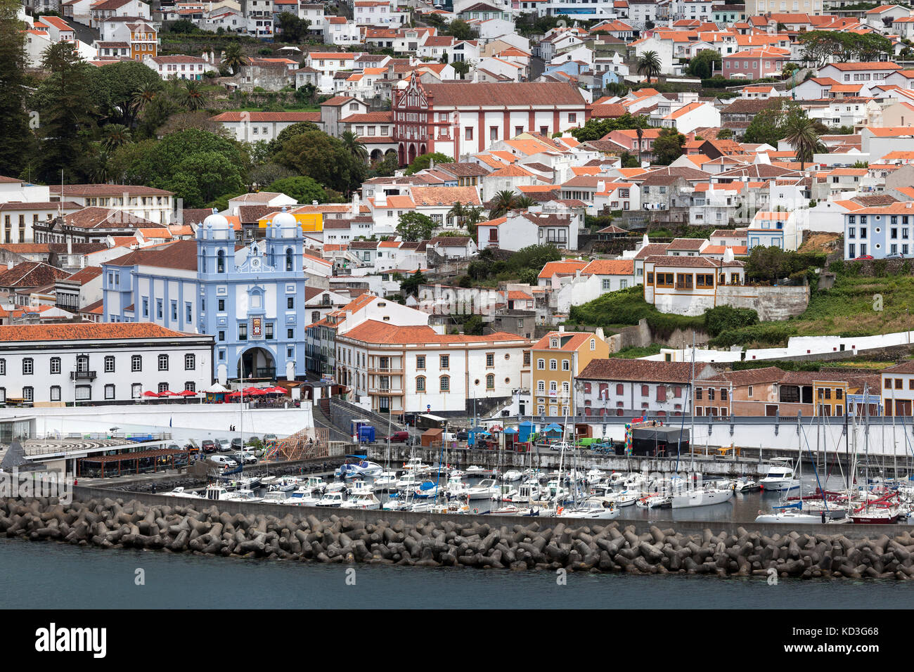 Voir d'Angra do Heroismo avec port, sur la gauche l'église Igreja da misericodia, île de Terceira, Açores, Portugal Banque D'Images