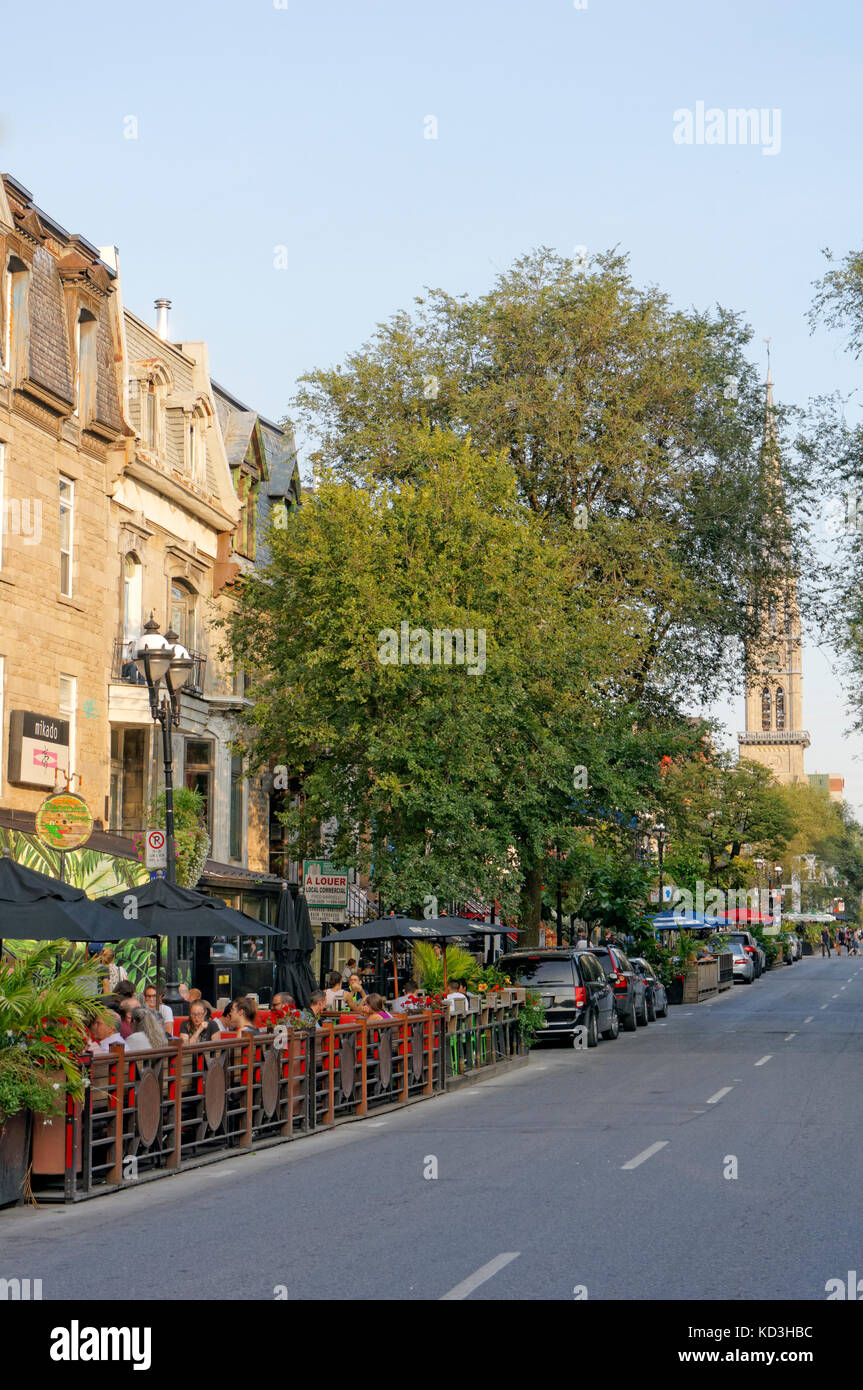 Des gens assis et de parler à des restaurants et des bistros de plein air sur la rue Saint Denis street, Quartier Latin, Quartier Latin, Montréal, Québec, Canada Banque D'Images