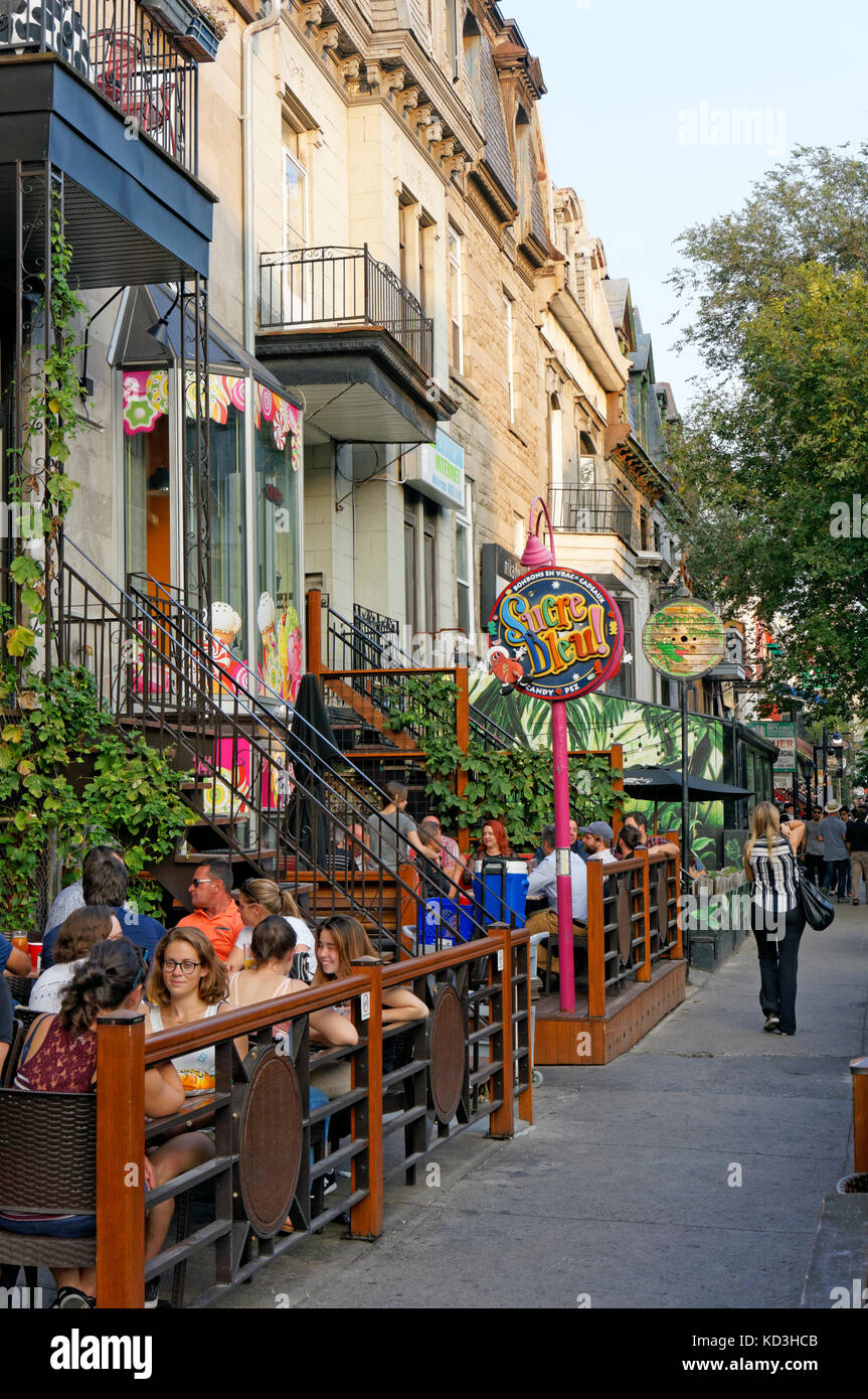 Des gens assis et de parler à des restaurants et des bistros de plein air sur la rue Saint Denis street, Quartier Latin, Quartier Latin, Montréal, Québec, Canada Banque D'Images
