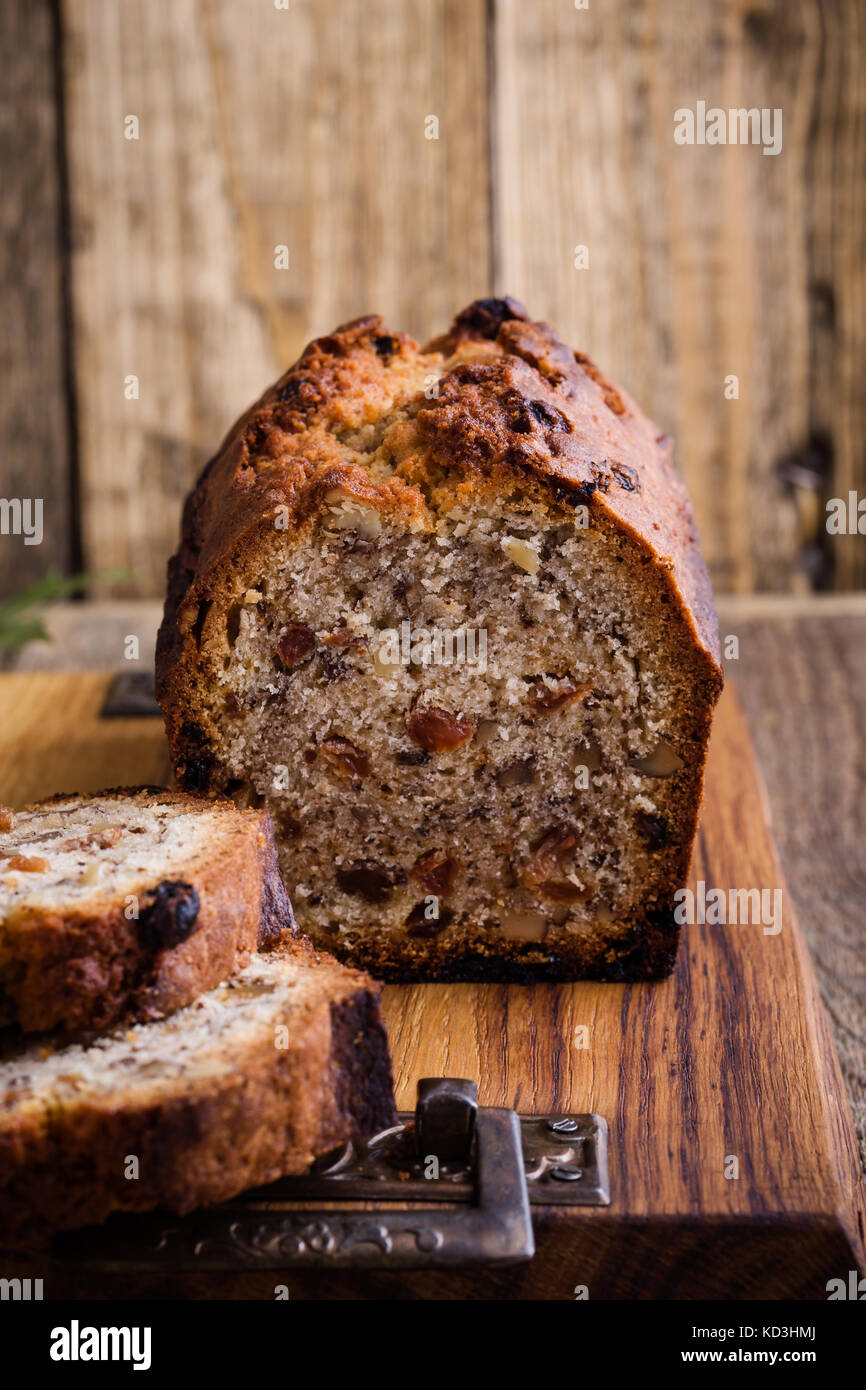 Gâteau de noël faites maison avec les fruits séchés et les noix sur la table rustique en bois Banque D'Images
