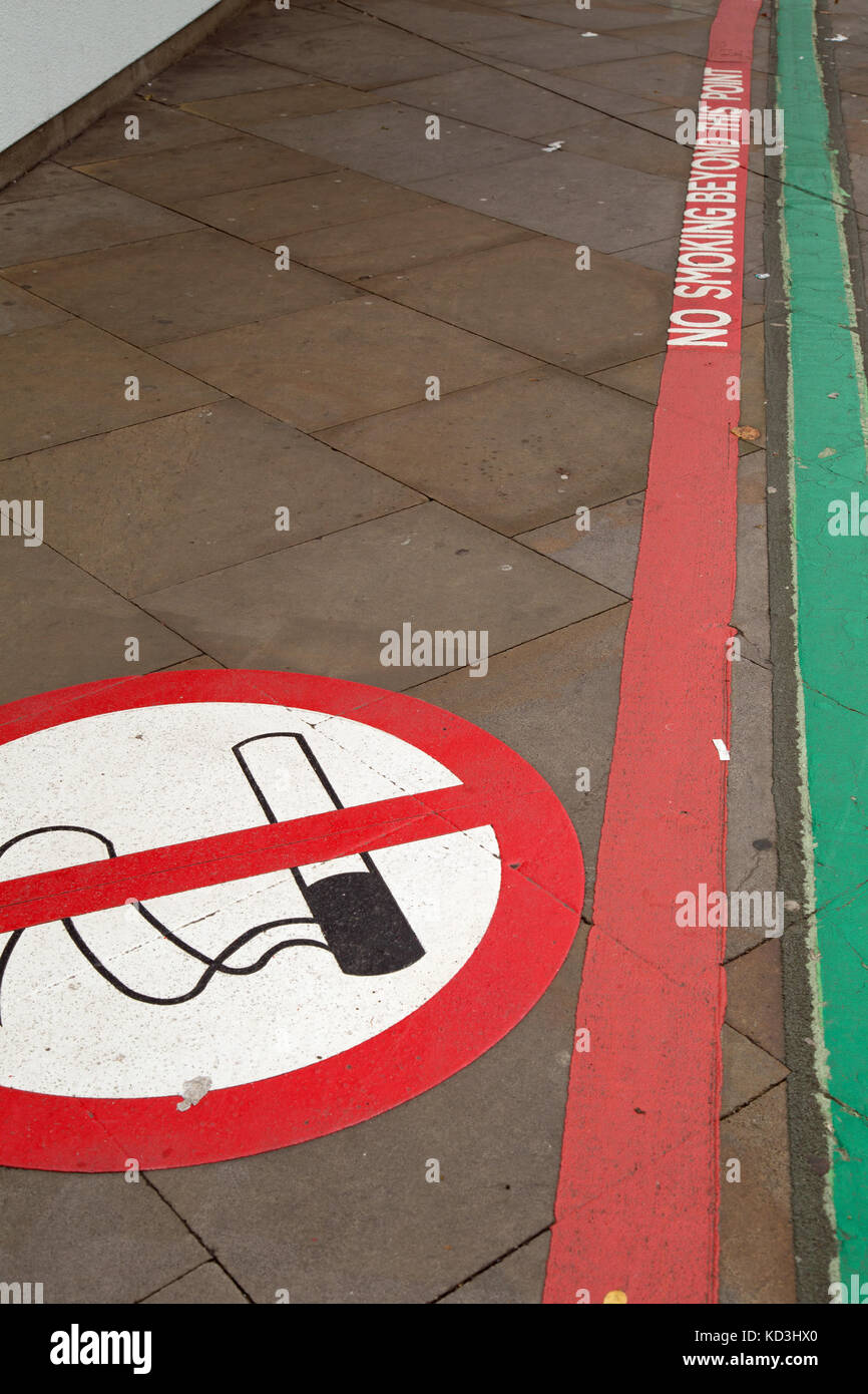 Aucun signe de fumer sur le trottoir à l'extérieur de l'hôpital Banque D'Images