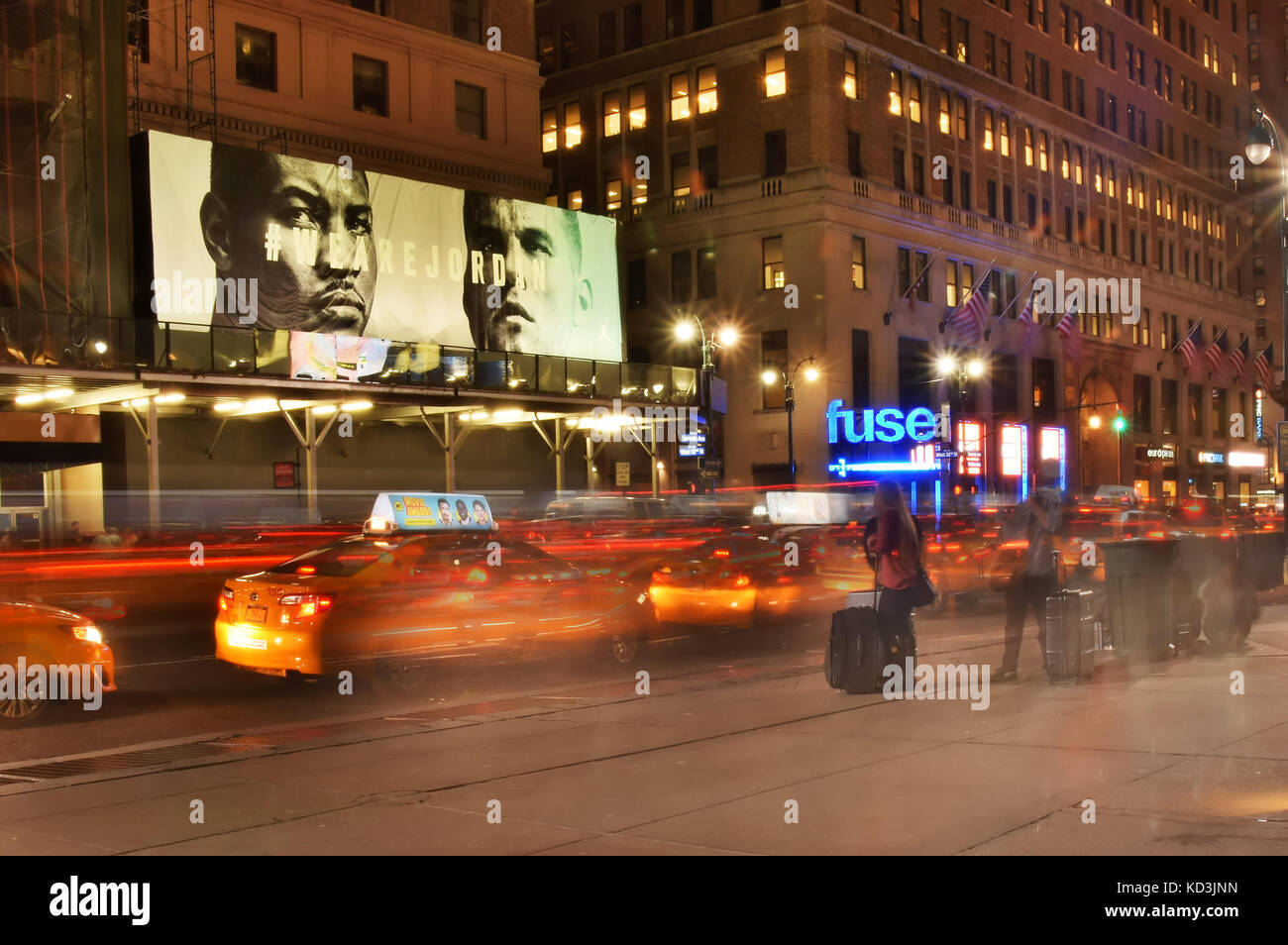 New York - 6 avril : taxis prendre des passagers le long de new york city's 7th Ave sur la nuit du 6 avril 2015. l'emplacement est à proximité de Madison square garden. Banque D'Images