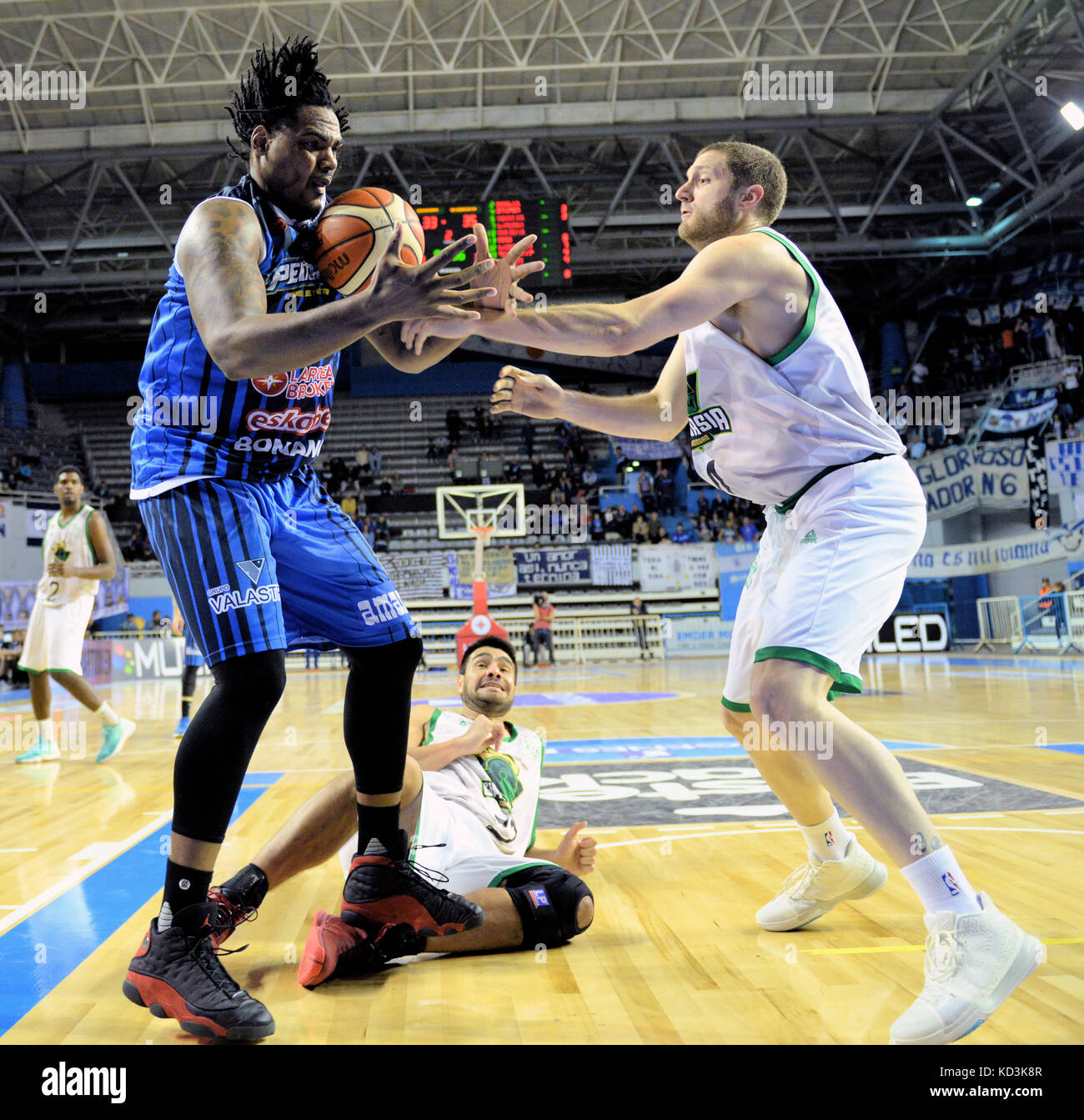 Ricardo Glenn avec le ballon, contre Juan Manuel Rivero (pH: Demián Schleider) Banque D'Images