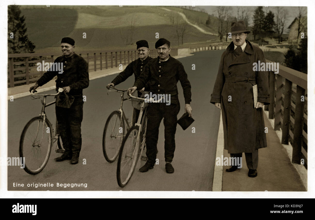 Adolf Hitler avec des soldats sur des vélos. Homme politique allemand né en Autriche et chef du Parti national socialiste des travailleurs allemands : 20 avril 1889 – 30 avril 1945 (chancelier de l'Allemagne de 1933 à 1945). Légende : 'une réunion d'origine' ('Eine originelle Begegnung') Banque D'Images