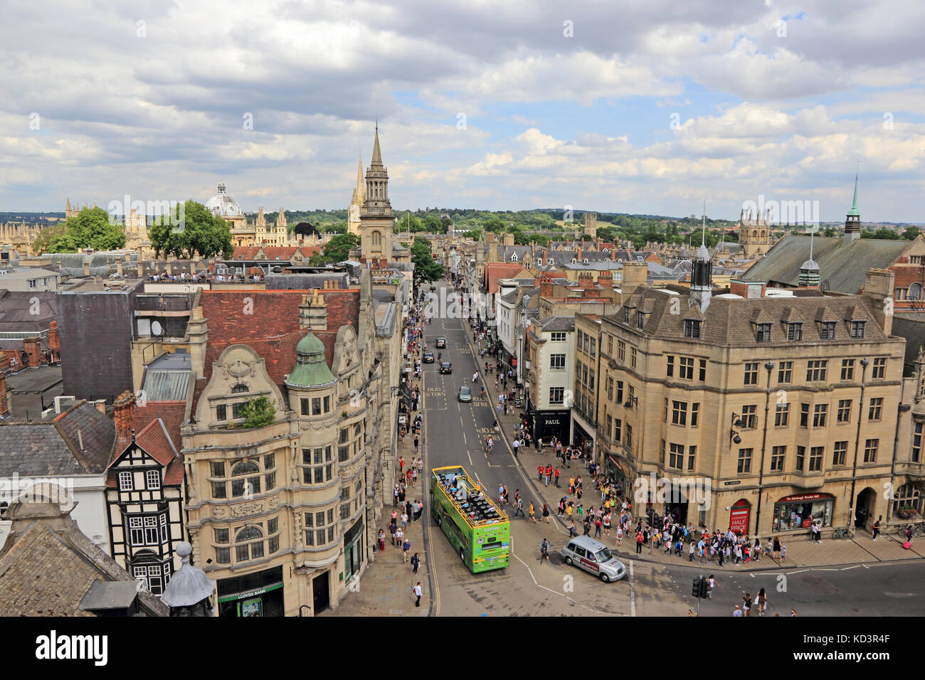 Afficher le long de Cornmarket Street, Oxford à partir du haut de la tour Saint Martin Banque D'Images