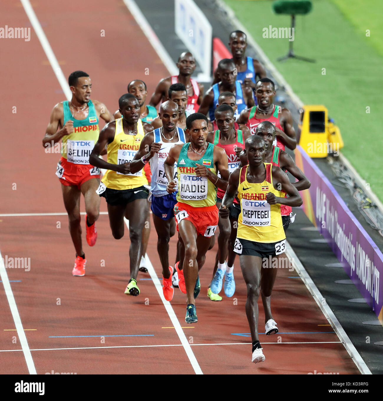 Abadi HADIS (Ethiopie), Mo Farah (Grande-Bretagne), Joshua Kiprui CHEPTEGEI (Ouganda) en compétition dans l'épreuve du 10000m à la finale 2017, championnats du monde IAAF, Queen Elizabeth Olympic Park, Stratford, London, UK. Banque D'Images
