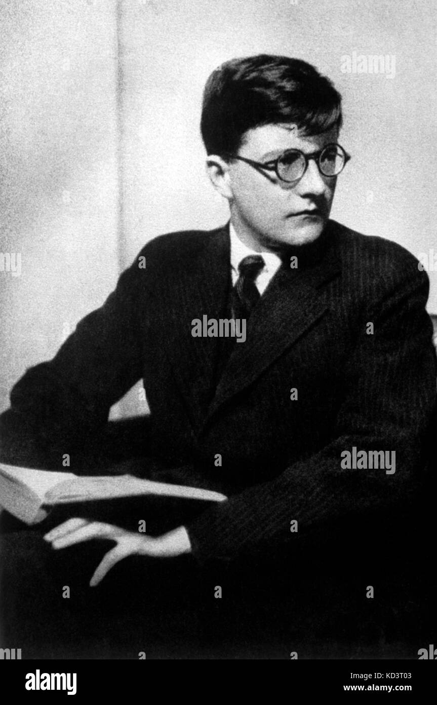Chostakovitch, Dimitri - c.1930s. Schostakowitsch tête et des épaules. Porter des lunettes et tenant un livre. Compositeur russe, 1906-1975 Banque D'Images