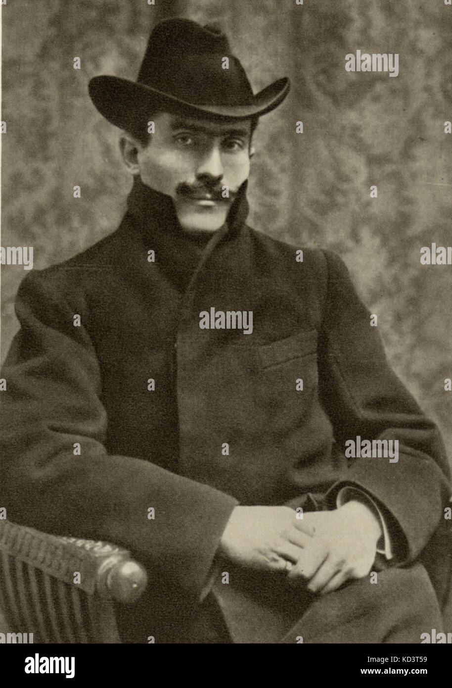 Arturo Toscanini - portrait assis, vêtu d'un chapeau. Photo prise à l'époque de 'Pezzi Sacri' en 1898. Maestro italien (1867-1957). Banque D'Images