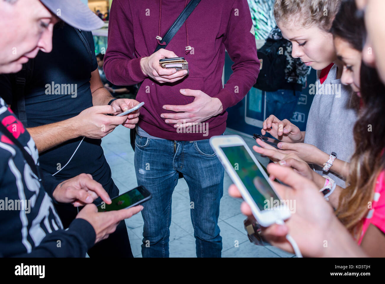 Danemark, Copenhague – 7 octobre 2017. Des personnes de tous âges chassent des Pokémons à un événement Pokémon Go Safari dans le centre commercial Fisketorvet de Copenhague. Pokémon Go est populaire jeu de réalité augmentée basé sur la localisation développé par Niantic, qui est rapidement devenu un phénomène mondial et l'une des applications mobiles les plus utilisées et rentables en 2016. Banque D'Images