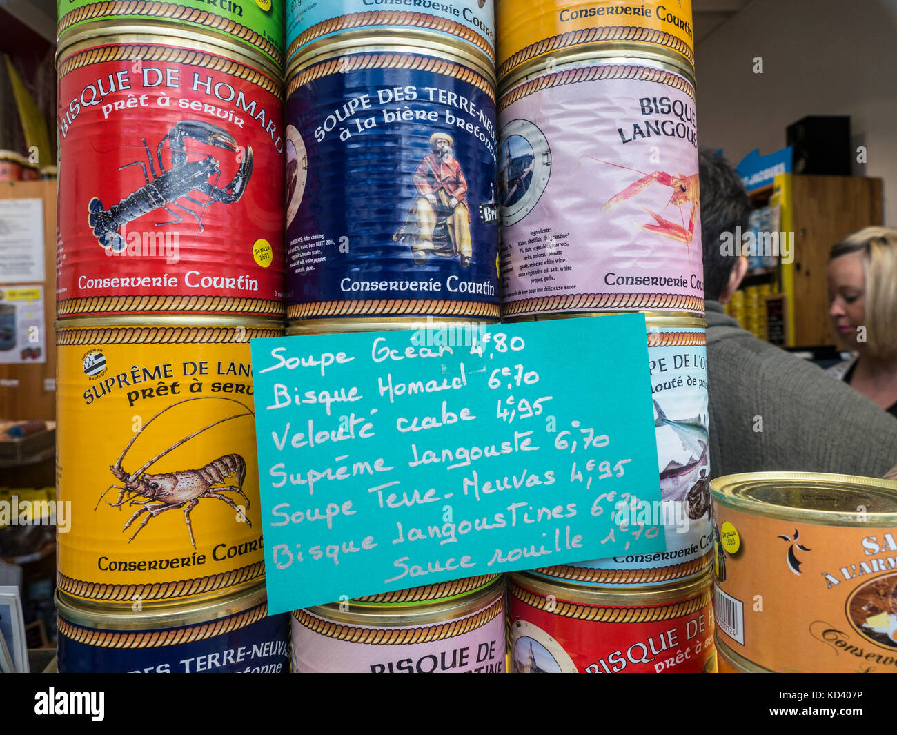 Sélection de soupes en conserve La Bretagne sur l'affichage pour la vente à Pont-Aven Bretagne France Banque D'Images