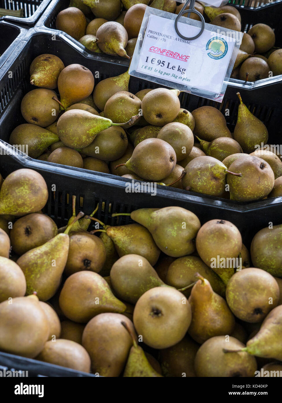 Poires conférence française sur la vente à Concarneau marché plein air avec décrochage Kilo Euro Prix tag Concarneau Bretagne France Banque D'Images