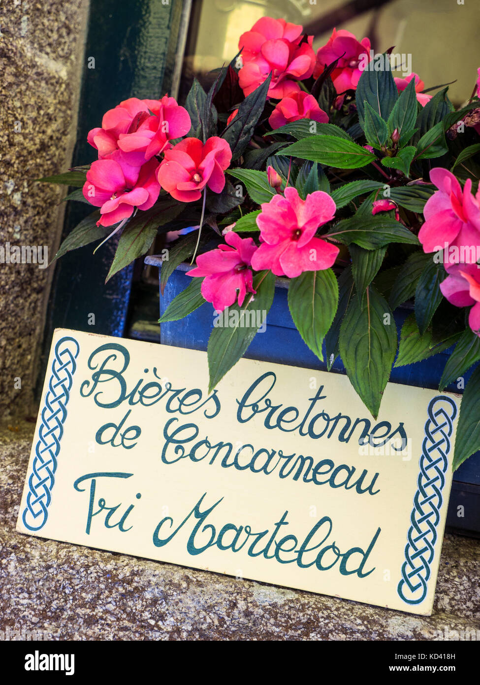 Panneau floral à l'extérieur d'un bar français typique à Concarneau promouvant la Bretagne locale Bieres Concarneau Bretagne France Banque D'Images