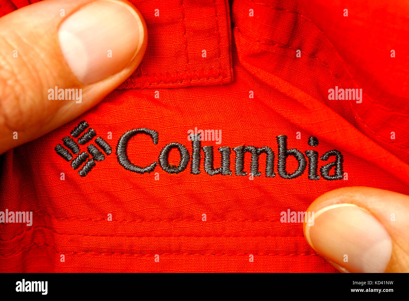 Tambov, Fédération de Russie - septembre 27, 2017 logo brodé rouge sur columbia en vêtements femme mains. Banque D'Images