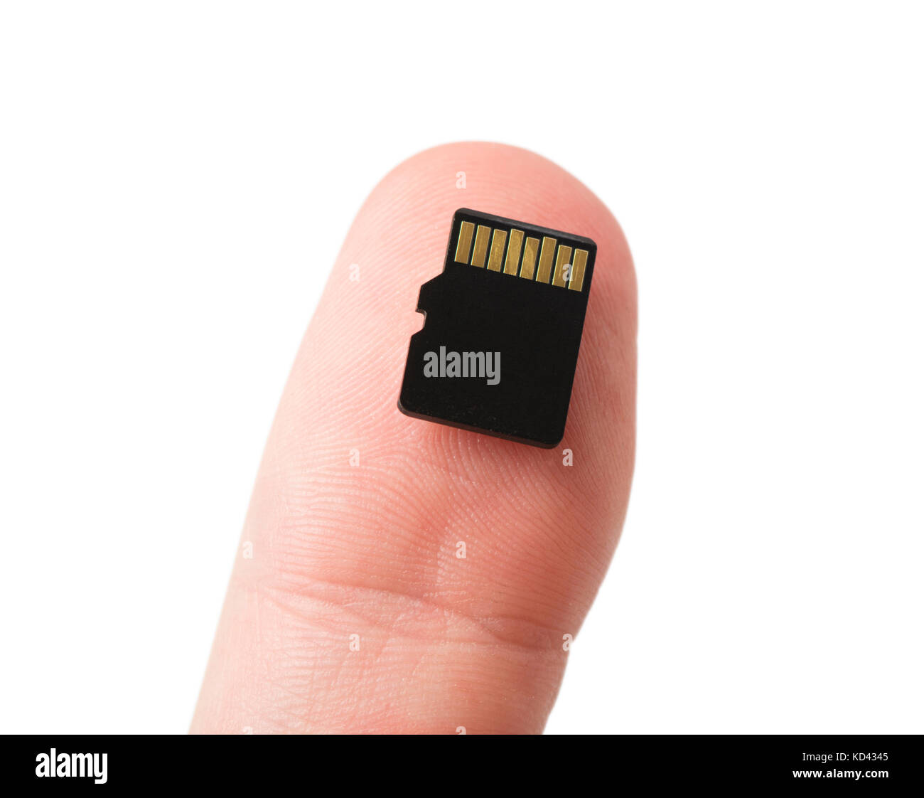 Une carte micro SD sur un homme de race blanche's Thumb, isolé sur blanc. Banque D'Images