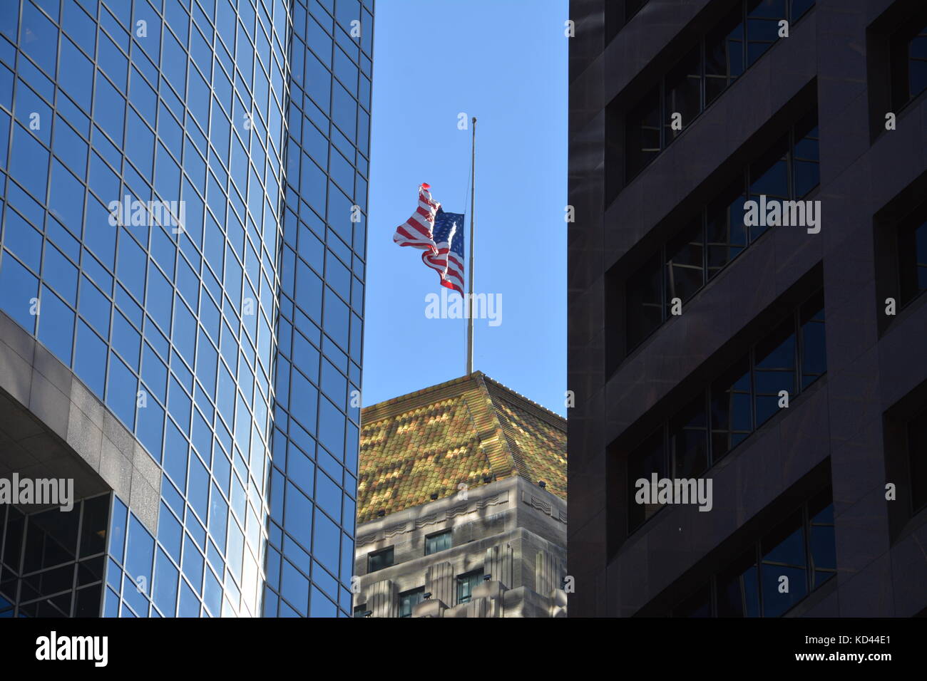Les États-Unis d'un drapeau au sommet d'un gratte-ciel art déco sur un beau jour de fin d'été. Banque D'Images Les États-Unis d'un drapeau au sommet d'un gratte-ciel art déco sur un beau jour de fin d'été. Banque D'Images