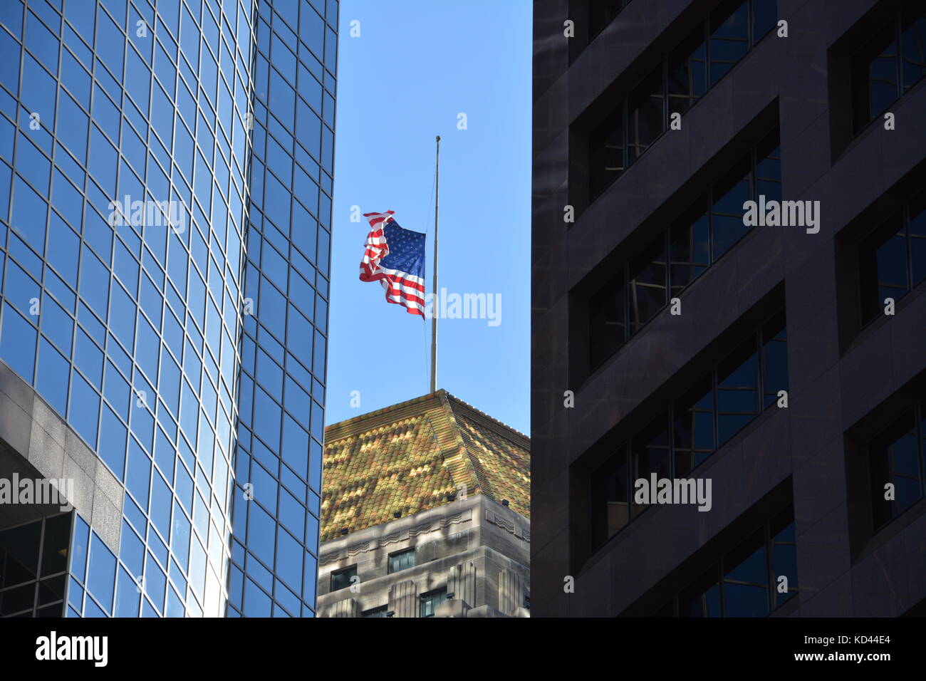 Les États-Unis d'un drapeau au sommet d'un gratte-ciel art déco sur un beau jour de fin d'été. Banque D'Images Les États-Unis d'un drapeau au sommet d'un gratte-ciel art déco sur un beau jour de fin d'été. Banque D'Images