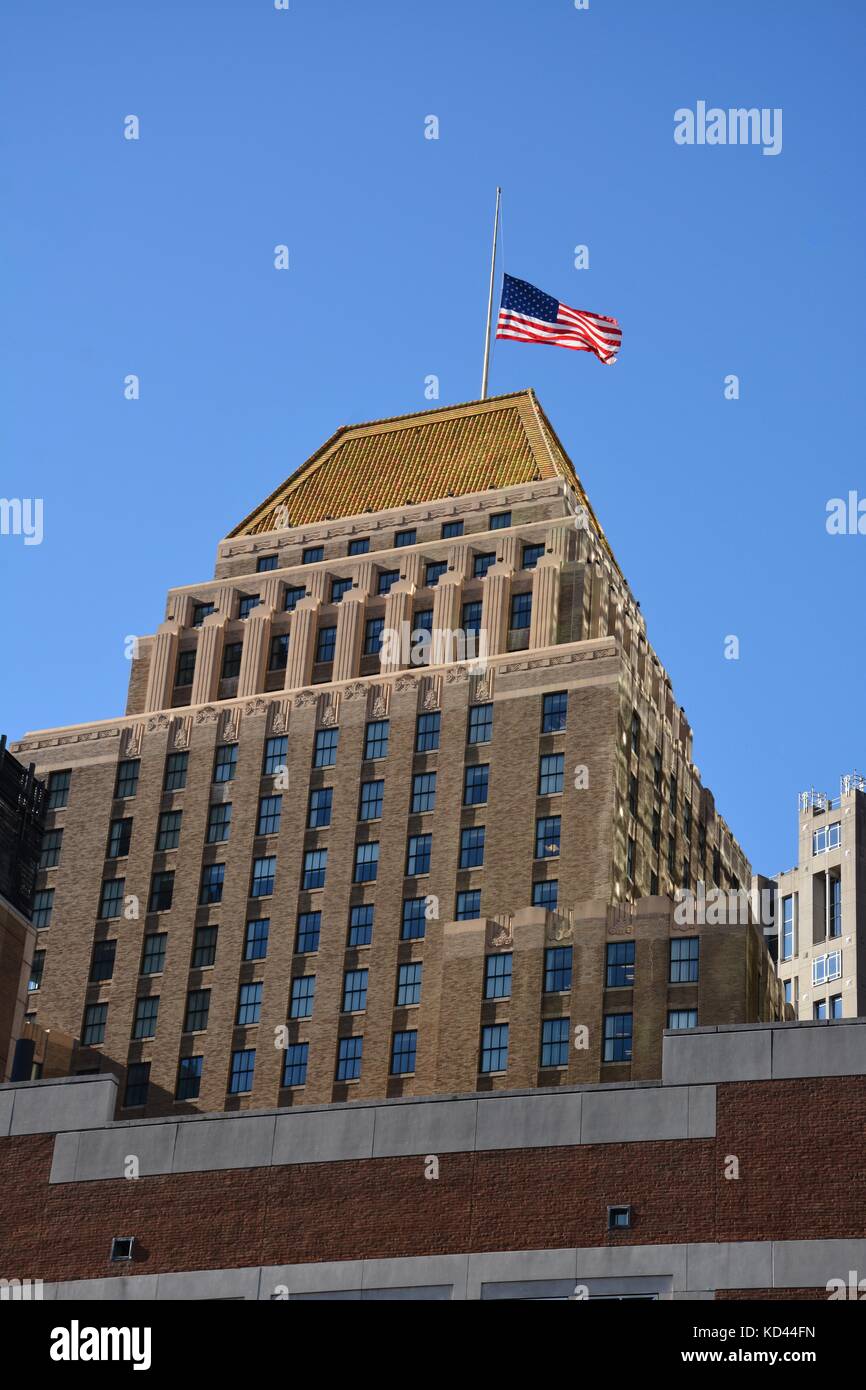 Les États-Unis d'un drapeau au sommet d'un gratte-ciel art déco sur un beau jour de fin d'été. Banque D'Images Les États-Unis d'un drapeau au sommet d'un gratte-ciel art déco sur un beau jour de fin d'été. Banque D'Images