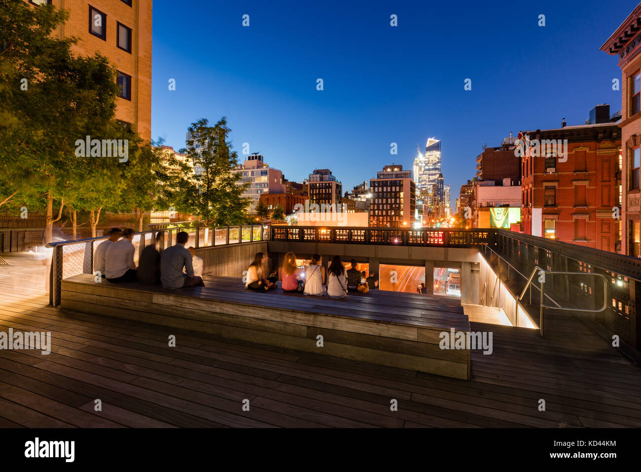 Une soirée d'été au Highline (le parc High Line). La 10e Avenue, Chelsea, Manhattan, New York City Banque D'Images