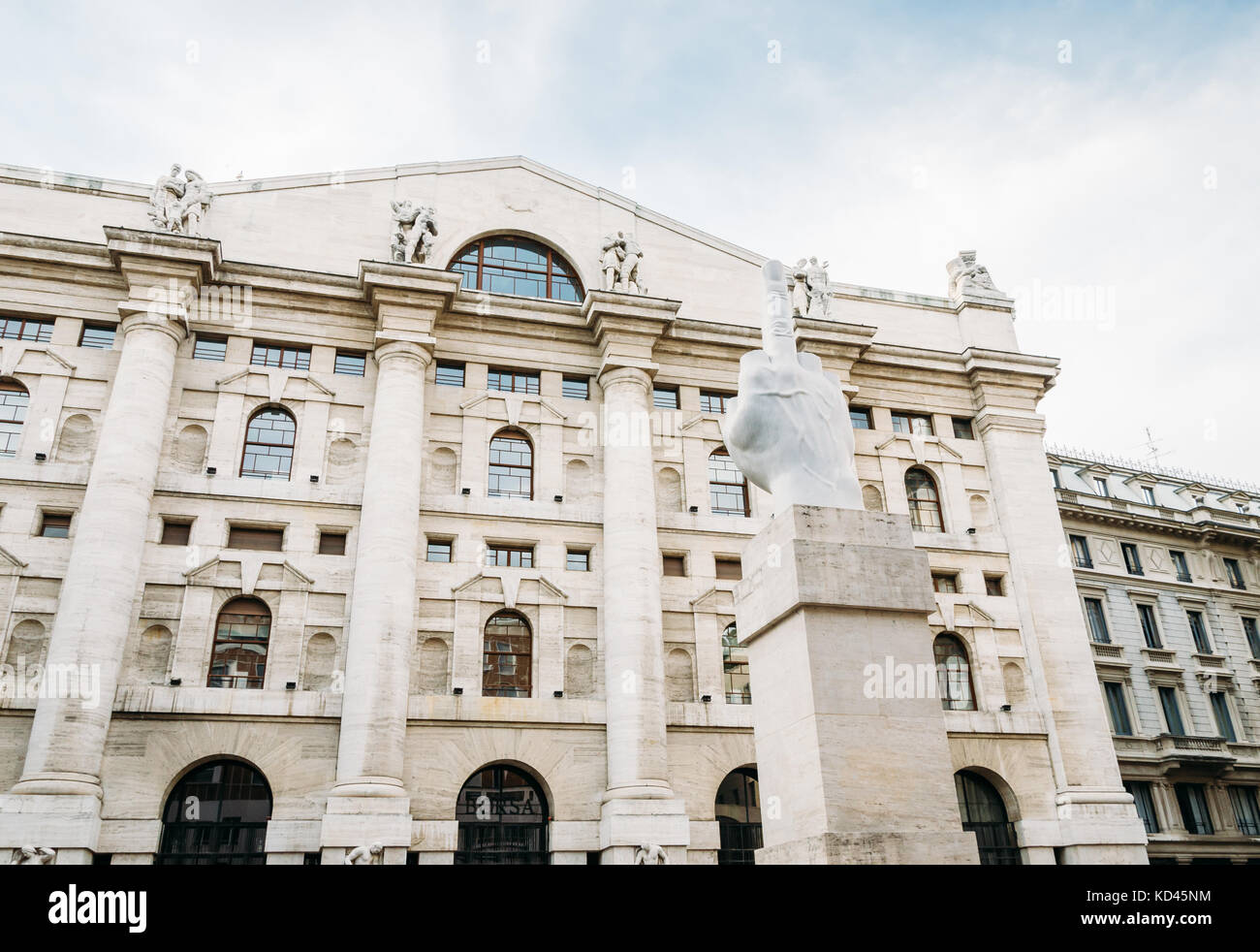 Le 36 pieds (11m) haute de l'installation, appelé L.O.V.E par Maurizio Cattelan en face de la bourse de Milan Banque D'Images