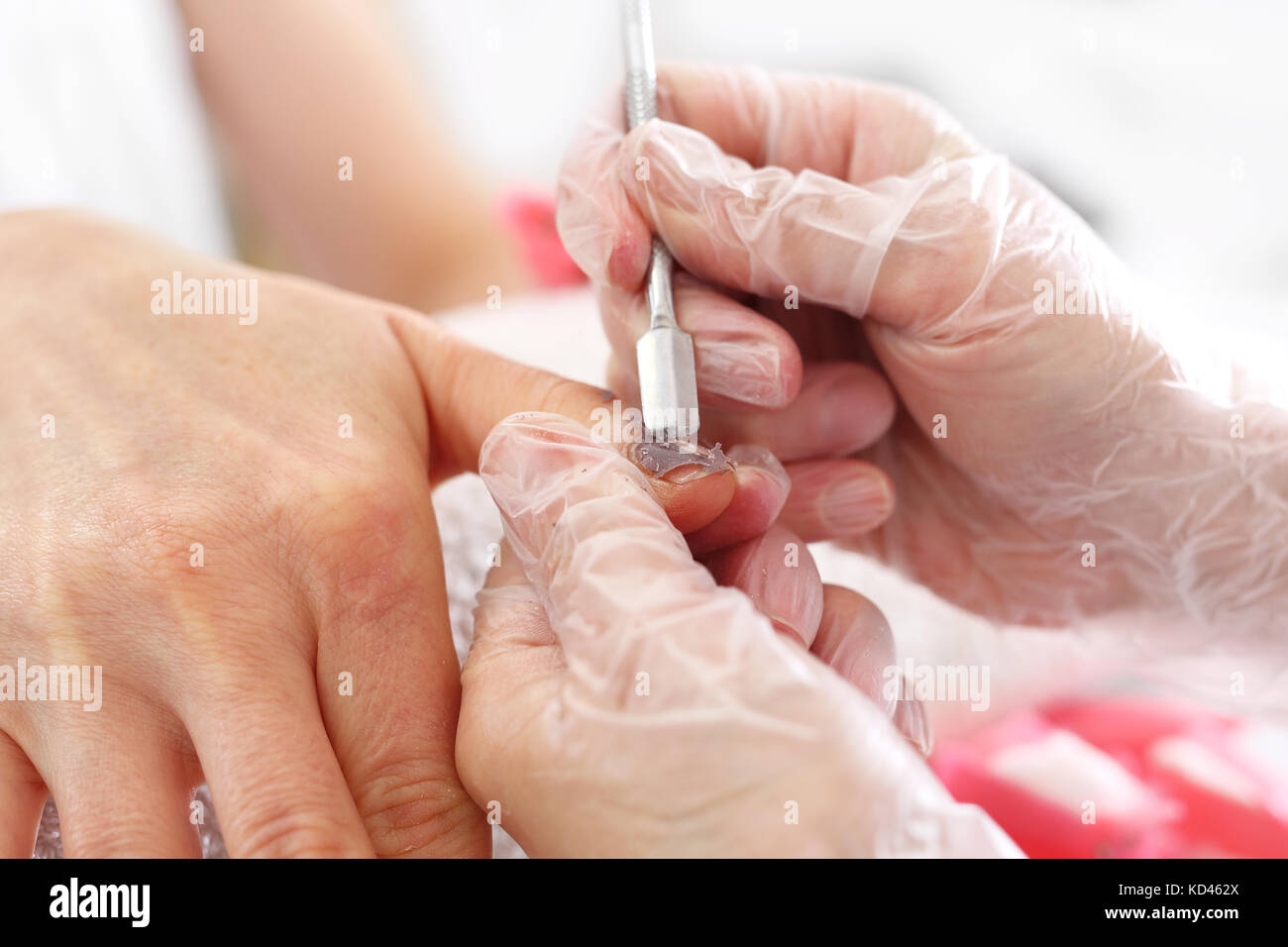 Dépose de la peinture hybride à l'aide d'un ciseau. offre d'effleurer le vernis du client. Banque D'Images