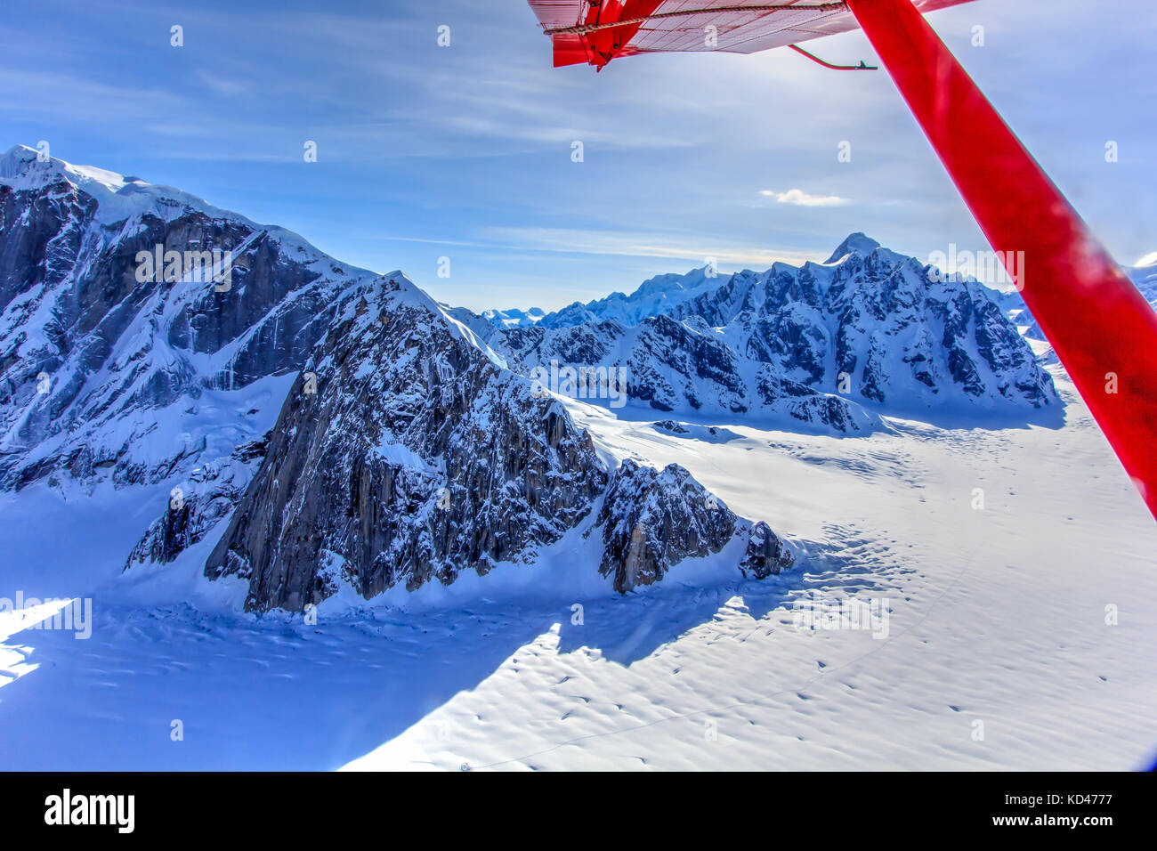 Avion vole au-dessus de la neige caped montagnes en Alaska denali Banque D'Images