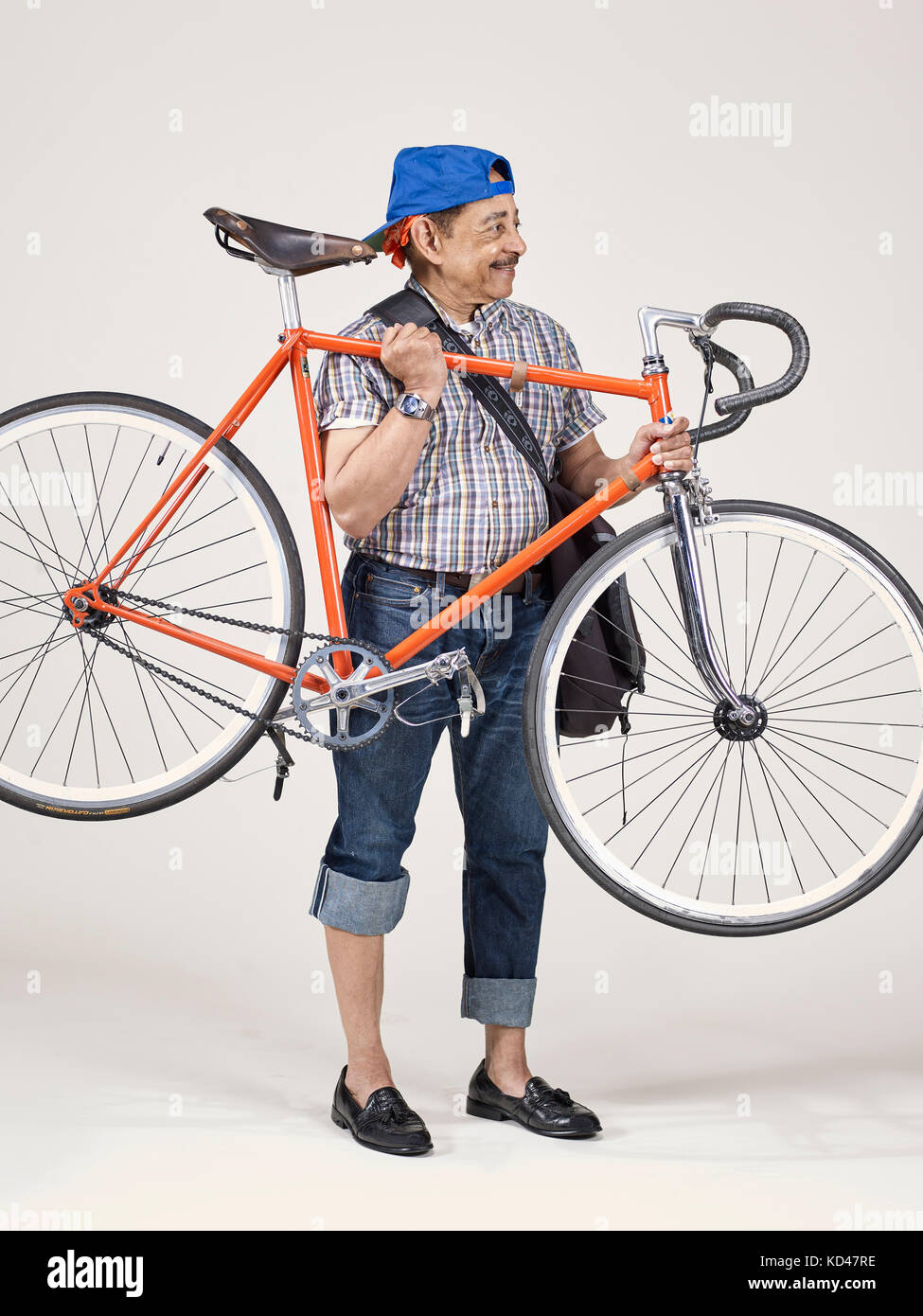 Homme AF-Am senior avec portrait de studio de vélo Banque D'Images