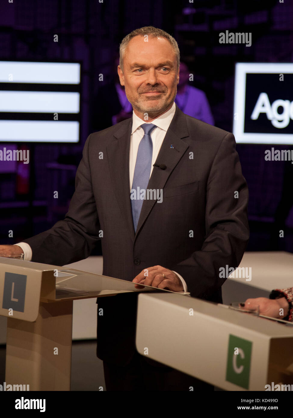 Jan Björklund, chef de parti, pour le parti libéral à un studio de télévision pour le débat politique Banque D'Images