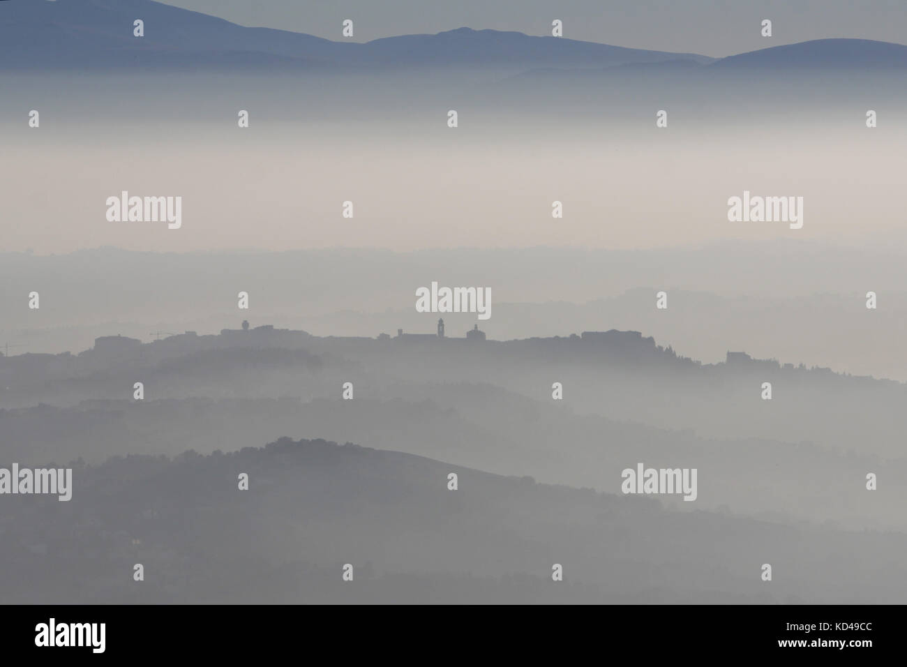 Paysage brumeux sur les italiens hills Banque D'Images