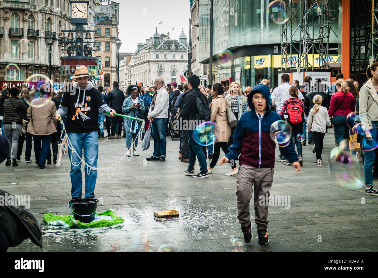Les touristes et les artistes interprètes ou exécutants sur Leicester Square, London, UK, oct 2017 Banque D'Images