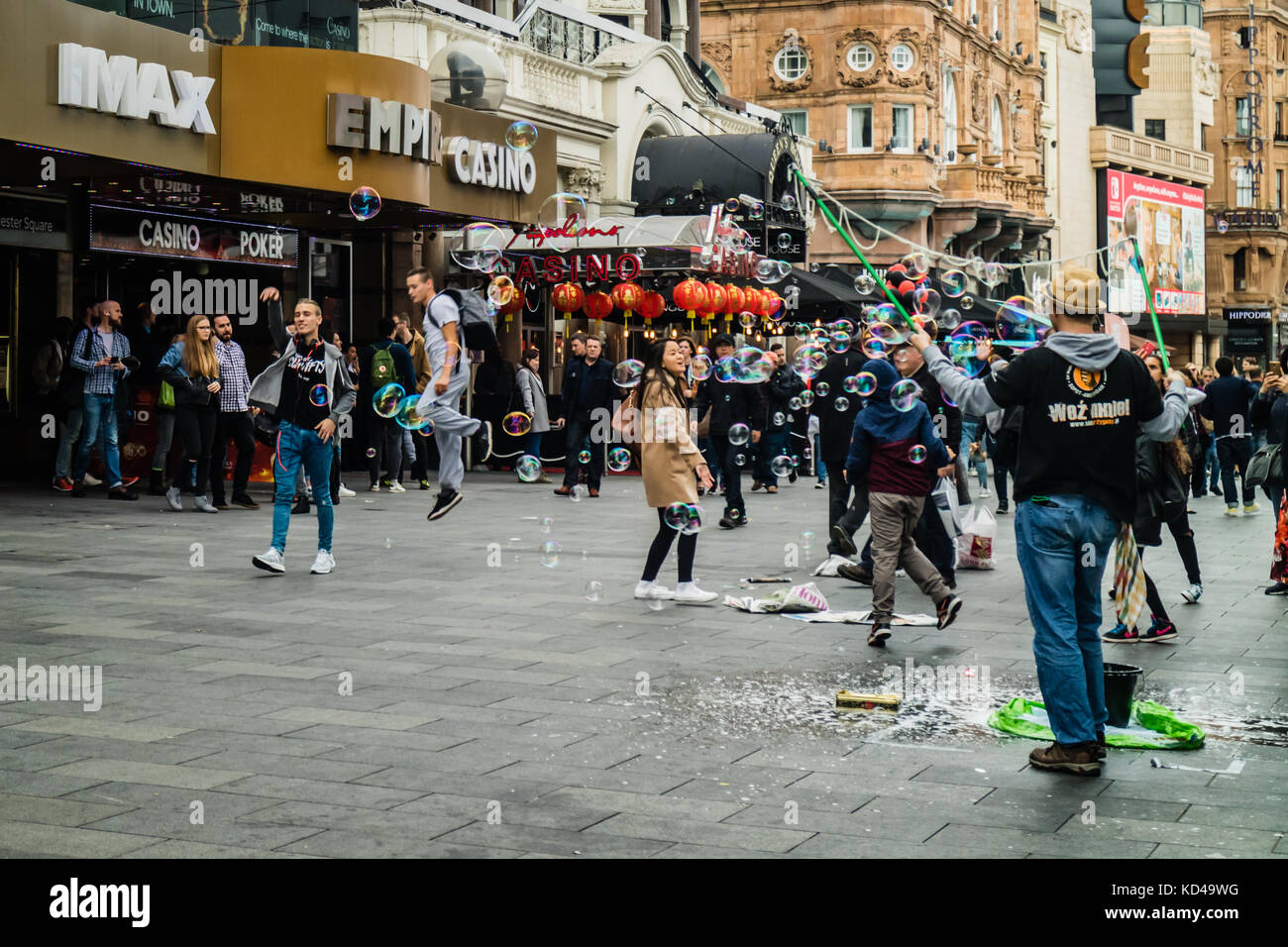 Les touristes et les artistes interprètes ou exécutants sur Leicester Square, London, UK, oct 2017 Banque D'Images