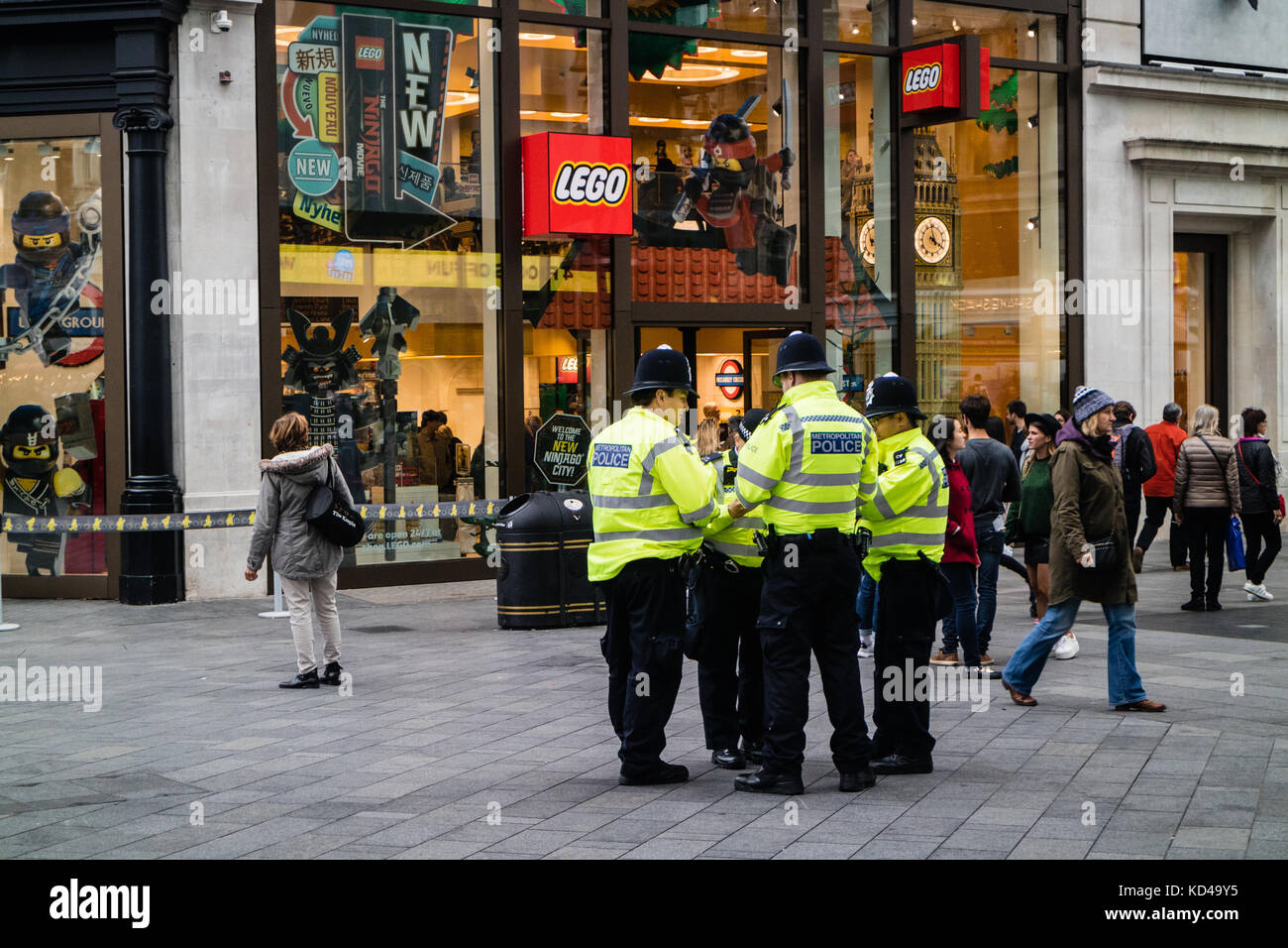 Agents de la police métropolitaine à l'extérieur du magasin lego à Leicester square, London, oct 2017 Banque D'Images
