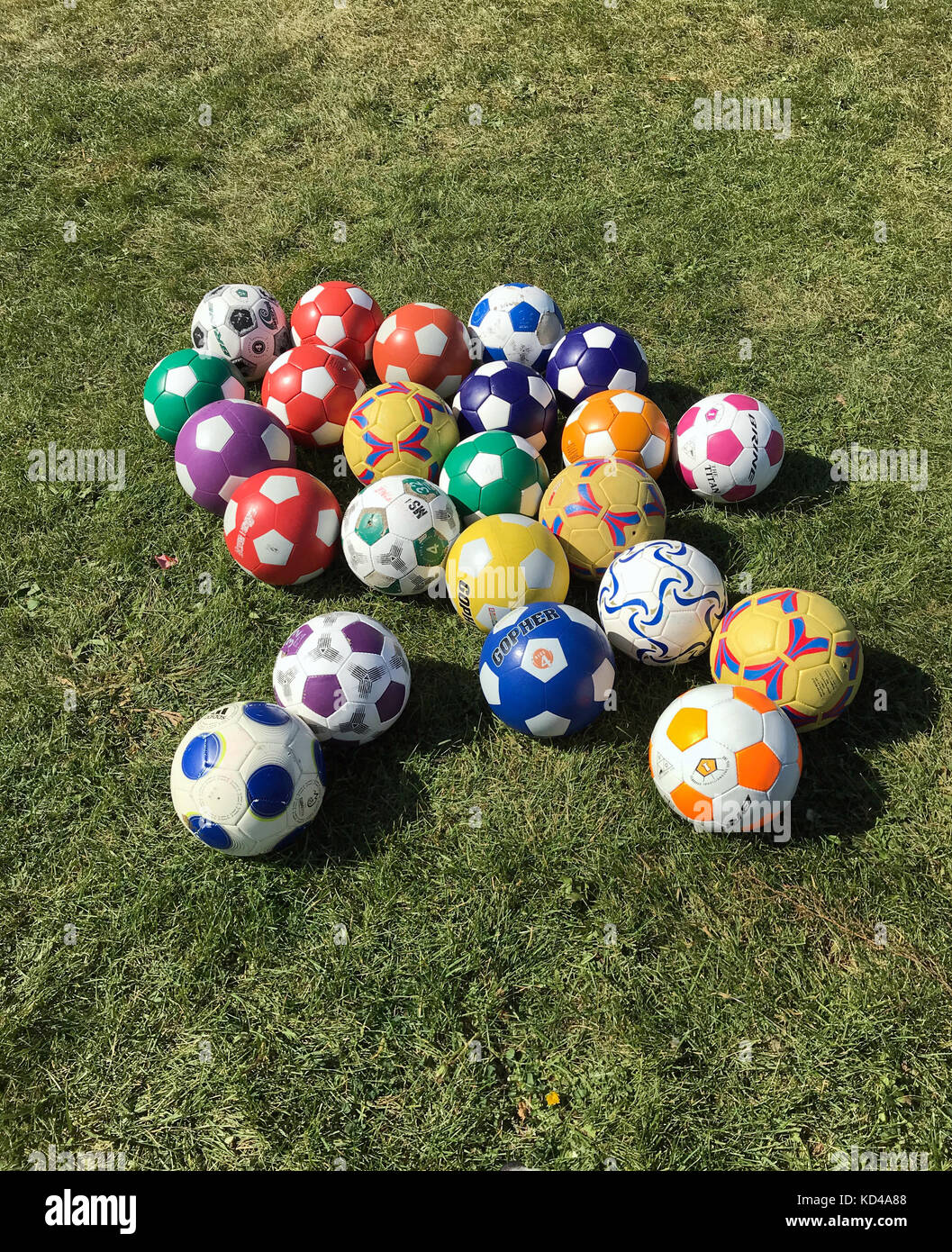 Collection ballons de soccer, le cour de l'école. Banque D'Images