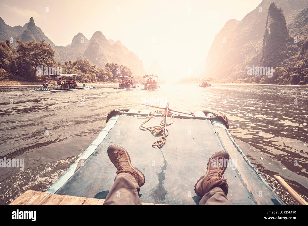 La rivière li de Guilin en radeau de bambou à xingping avec l'arrière-plan, l'harmonisation des couleurs, appliquées en Chine. Banque D'Images