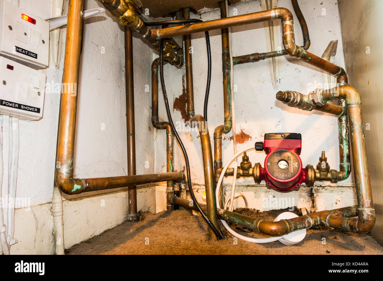L'installation intérieure d'un système de chauffage central, avec large vue de la pompe, le câblage et la tuyauterie de cuivre, à l'intérieur d'une armoire d'une maison en Angleterre, Royaume-Uni. Banque D'Images