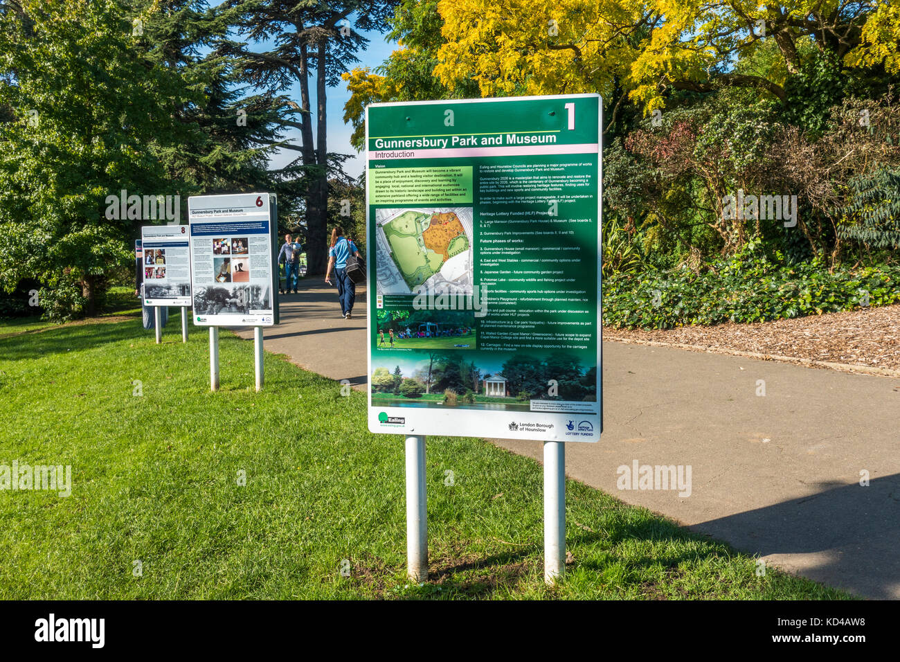 Les tableaux d'information à Gunnersbury Park, expliquer au sujet d'un grand programme de travaux publics entrepris par deux conseils locaux. L'ouest de Londres, Angleterre, Royaume-Uni. Banque D'Images