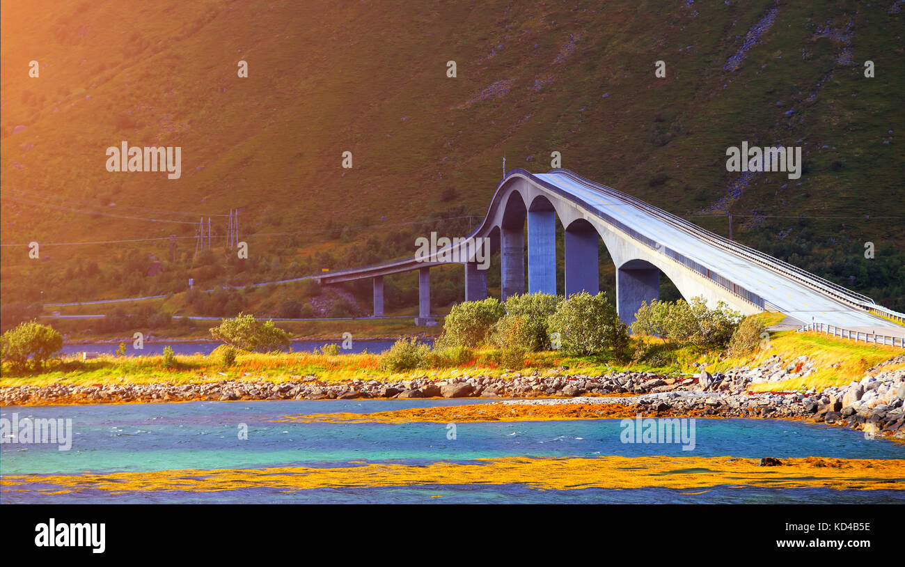 Pont sur la Norvège Iles Lofoten. beau pont sur le fjord en Norvège. Banque D'Images