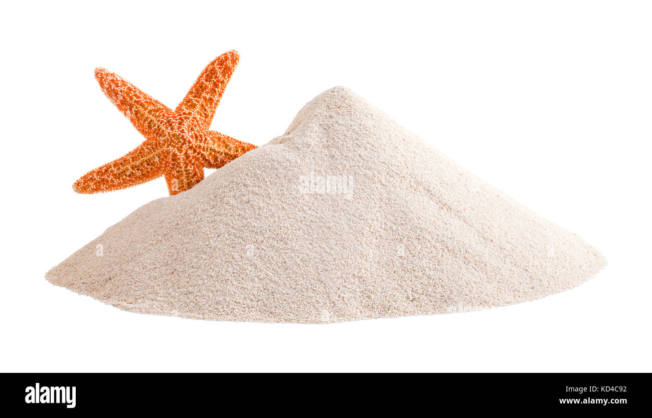 Tas de sable avec des étoiles de mer isolé sur fond blanc. Banque D'Images