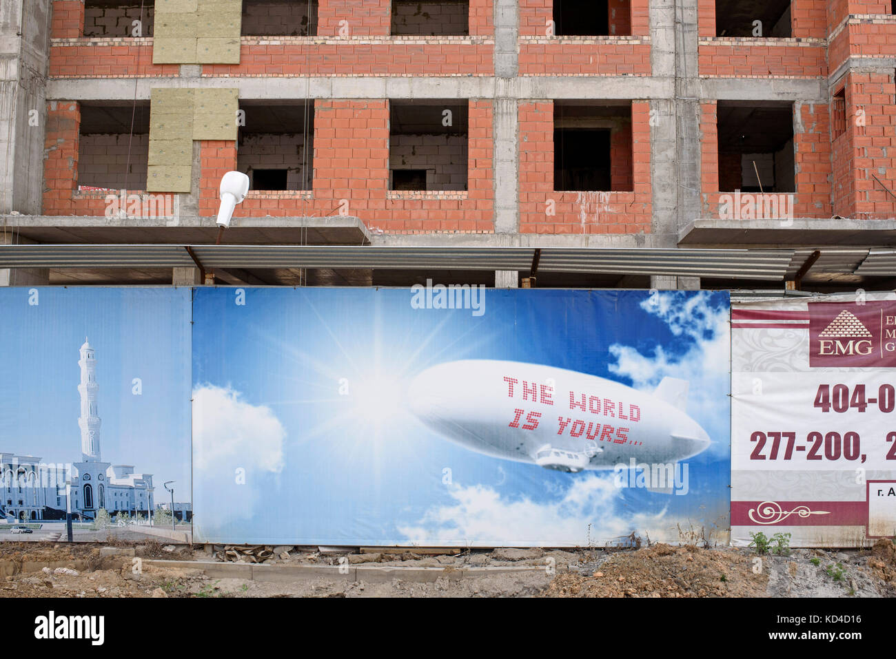 Une publicité en face d'un futur projet immobilier à Astana. Les promanes ne sont pas toujours exacts dans les affaires immobilières au Kazakhstan. Astana, Banque D'Images
