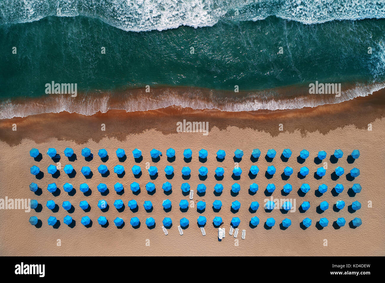 Vue de dessus de l'antenne sur la plage. de parasols, de sable et de vagues Banque D'Images