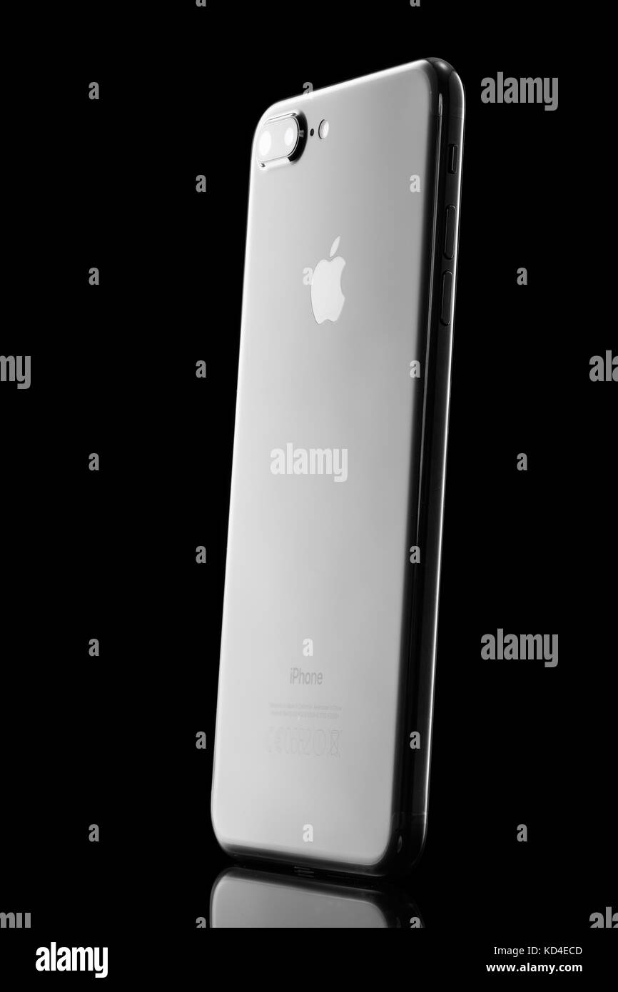 Varna, Bulgarie - décembre, 04, 2016: Studio tourné d'un iPhone 7 noir plus, avec double caméra 12 MP, quadricœur 2,23 GHz et 1080 x 1920 pixels Banque D'Images