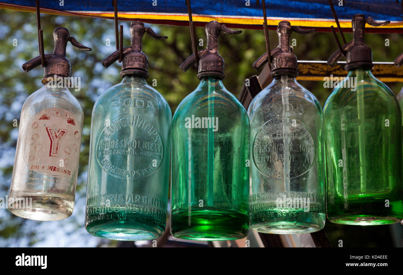 Old fashioned bouteilles siphon at market stall à San Telmo, Buenos Aires, Argentine, Amérique du Sud Banque D'Images