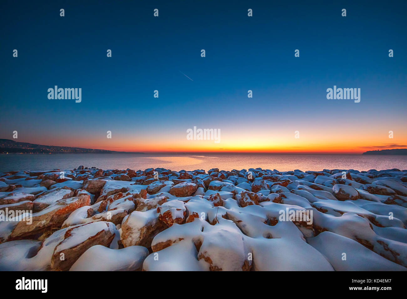 Tôt le matin, avec des pierres couvertes de neige, sunrsie shot Banque D'Images
