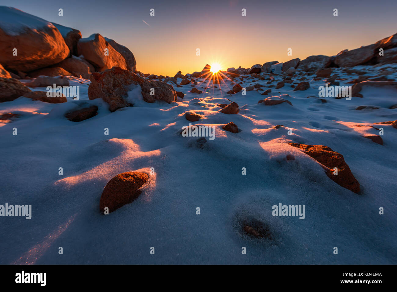 Tôt le matin, avec des pierres couvertes de neige, sunrsie shot Banque D'Images