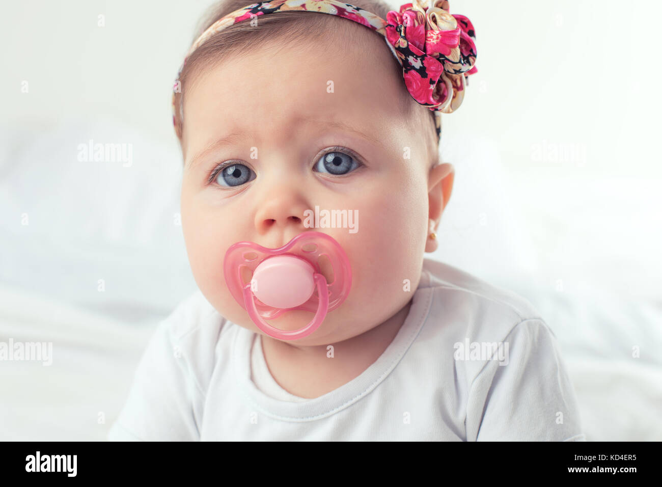 Adorable baby girl portrait sur fond blanc Banque D'Images