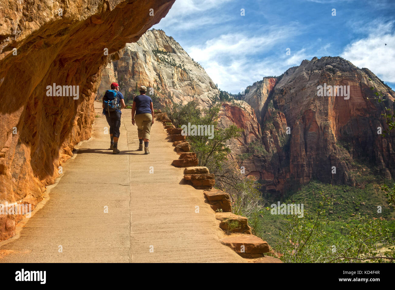 Les randonneurs et le parc national de Zion Springtime Landscape on Great ranking Trail to Angels Landing dans l'Utah États-Unis Banque D'Images