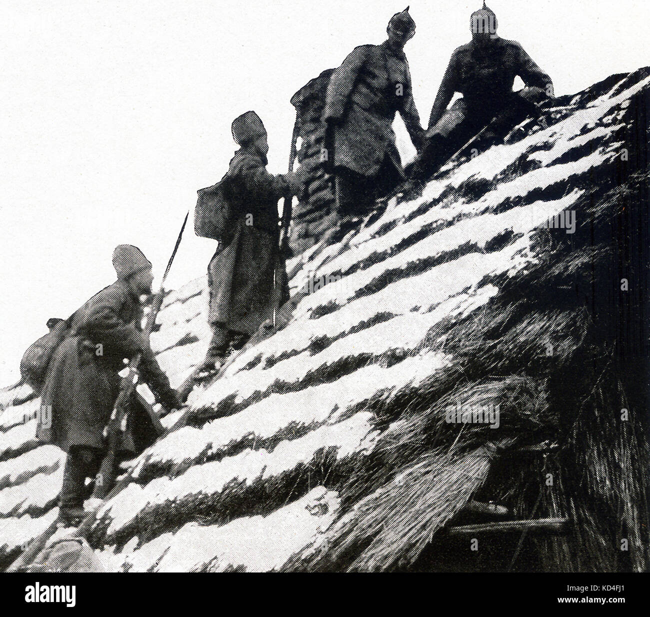 Cette photo remonte à la Première Guerre mondiale et montre 'capture Cosaques des espions allemands sur le toit de chaume d'une ferme polonaise. Les Cosaques sont membres d'un peuple du sud de la Russie et l'Ukraine, connus pour leur compétence militaire et de l'équitation. Les cosaques, comme ici, se reporter aux membres d'une unité militaire de Cosaques. Banque D'Images